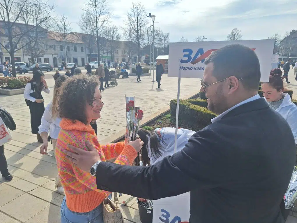 Marko Kovačević dijeli ruže i poklone sugrađankama (Foto: NSD)