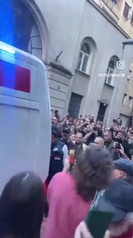 Uvođenja Šarovića u vozilo Hitne pomoći (Foto: N1 Beograd (screenshot))