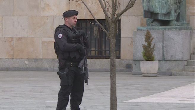 Policija ispred Palate RS (Foto: Nezavisne novine)