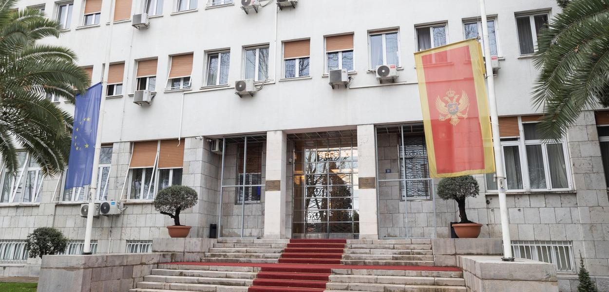 Zastave na pola koplja ispred Skupštine Crne Gore (Foto: Igor Šljivancanin)