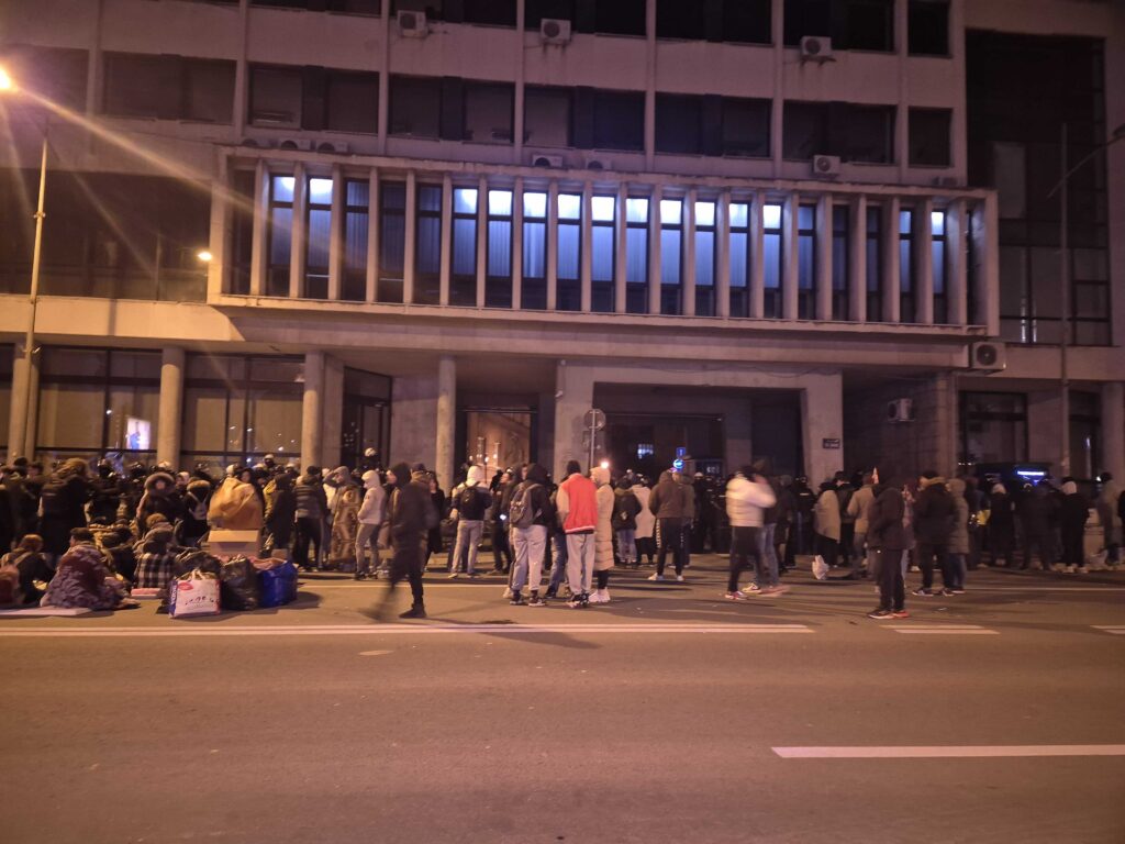 Studenti ispred Skupštine Grada Novog Sada (Foto: N1/Lea Apro)