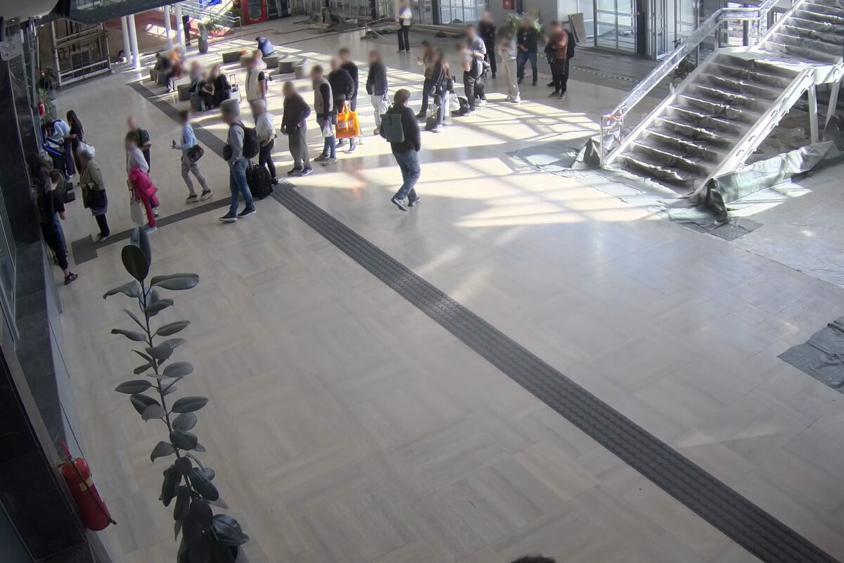 Trenutak pred pad nadstrešnice (Foto: Forbes Srbija)