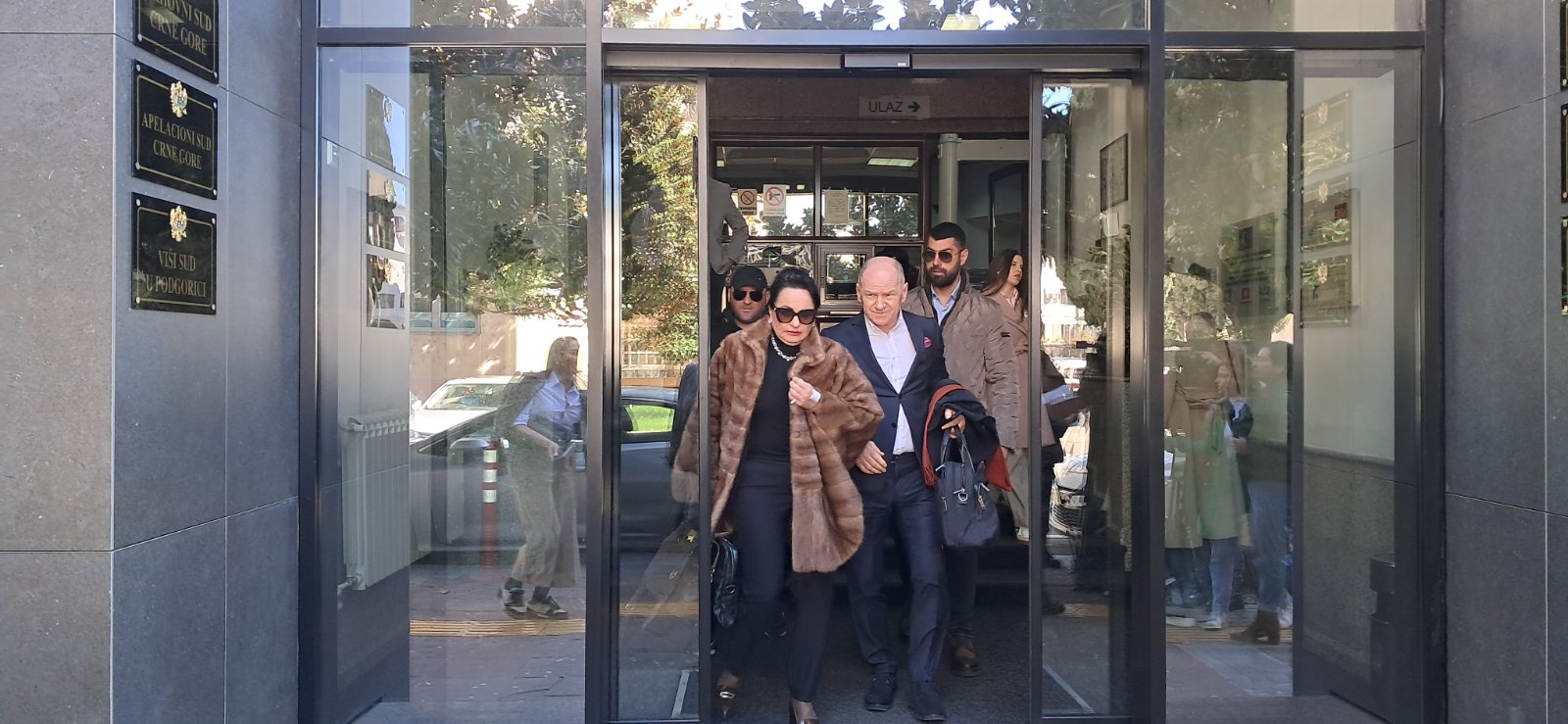Vesna Medenica i njen branilac Zdravko Begović izlaze iz suda
