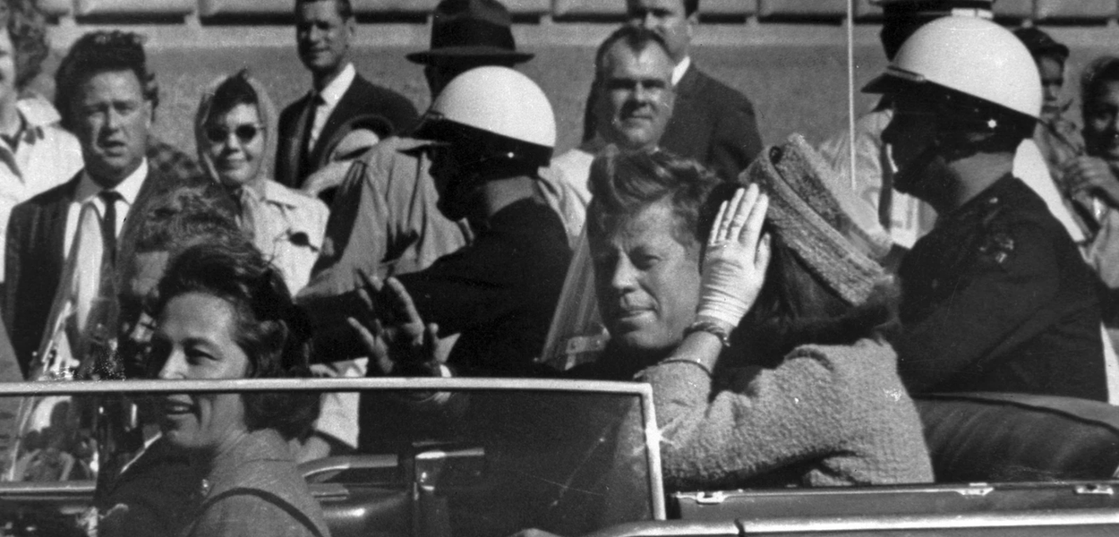 Arhivska fotografija od 22. novembra 1963. prikazuje predsjednika Džona F. Kenedija u koloni automobila sa prvom damom Žaklin Kenedi u Dalasu, Teksas (Foto: AP Photo, arhiva)