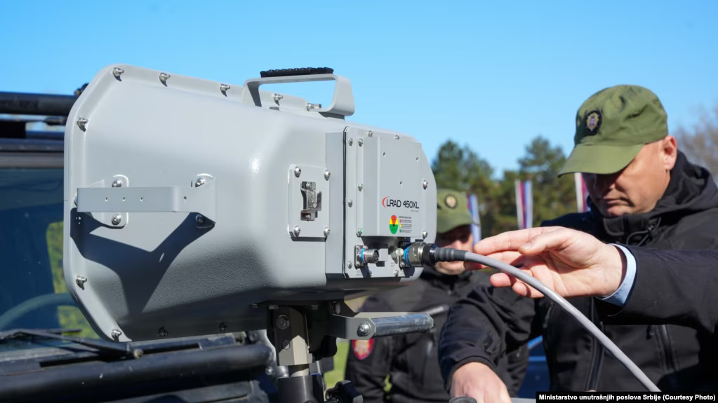 Ministar Ivica Dačić demonstrirao je upotrebu akustičnog uređaja dugog dometa (LRAD) tipa 450XL i 100X, poznatog i kao "zvučni top", Beograd, 19. marta 2025. (Foto: Ministarstvo unutrašnjih poslova Srbije)
