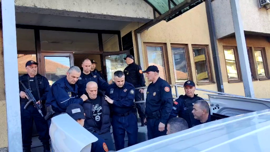 Izvođenje Balijagića iz bjelopoljskog tužilaštva (Foto: RTCG)