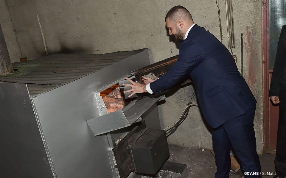 POLA U PEĆ, POLA ZA PONIJET: Rade Milošević sa hepeninga paljenja cigareta u Nikšiću