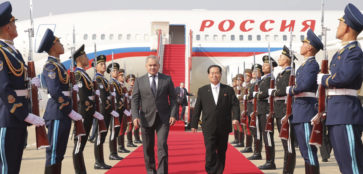 Sergej Šojgu na aerodrom u Pjongjangu, gdje ga je u petak, 21. marta 2025. godine, dočekao sekretar Partije Park Čung-čon (Foto: KCNA)