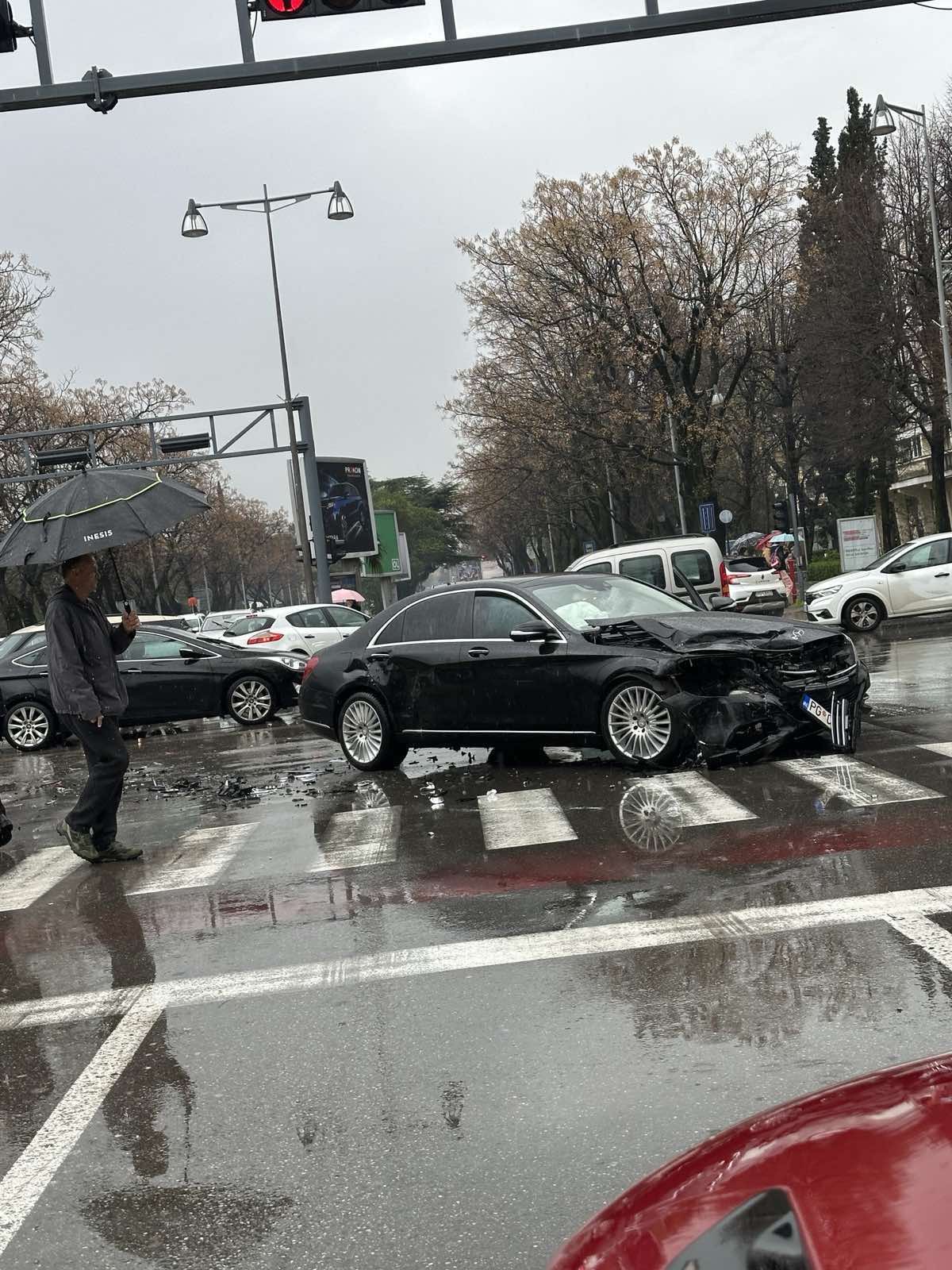 Vozilo iz pratnje premijera Spajića oštećeno u saobraćajnoj nezgodi u Podgorici (Foto: Portal ETV)