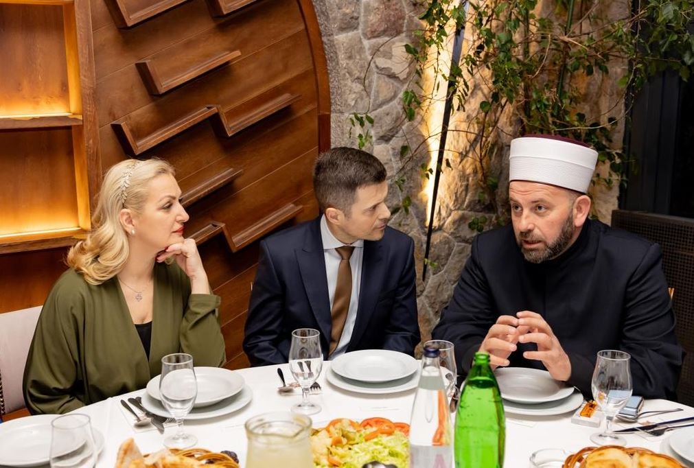 NAMJERNO ILI SLUČAJNO TARGETIRANJE: Mujović sa reisom Fejzićem i Borovinić-Bojović (Foto: Glavni grad)