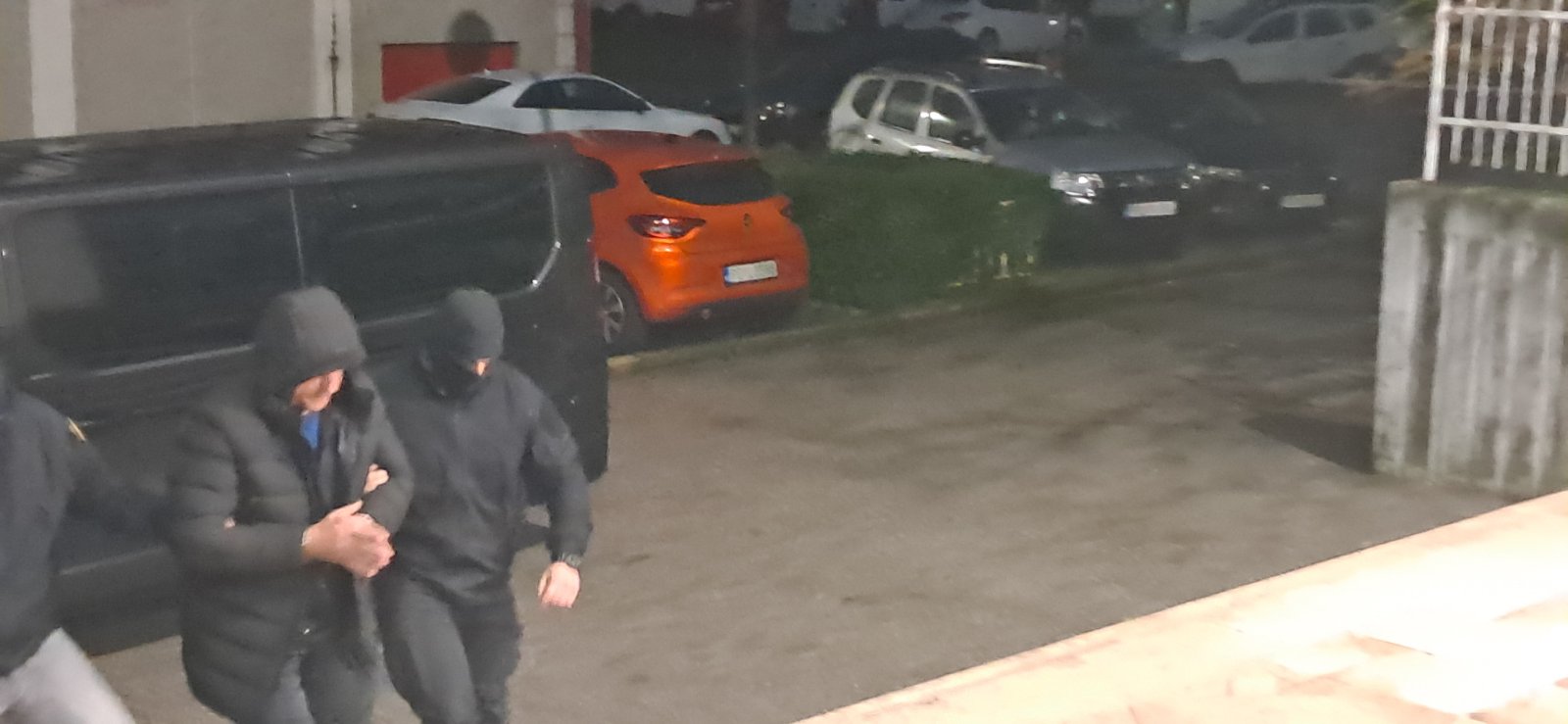 Privođenje jednog od uhapšenih u SPO