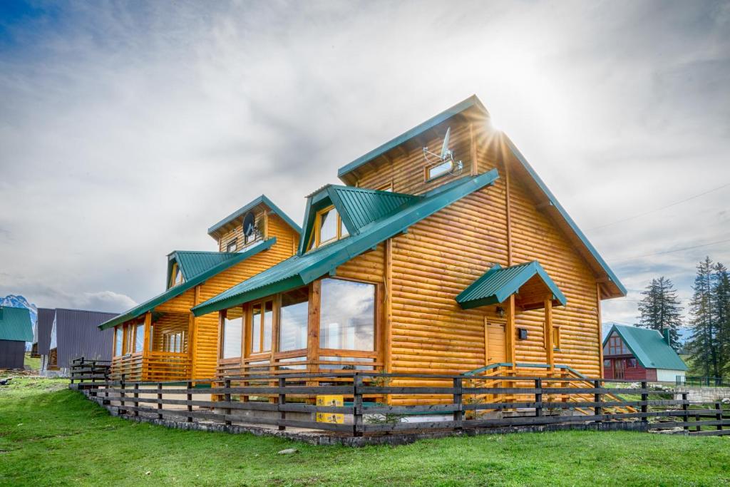 ČIJE LI SU KUĆE: Dvije vikendice na Žabljaku 