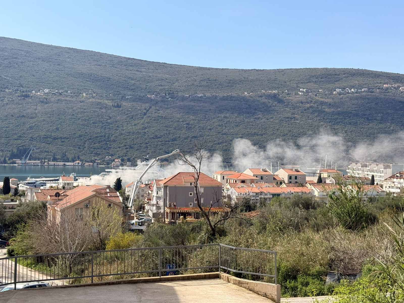 Dim se širi sa jahte izgorjele u požaru