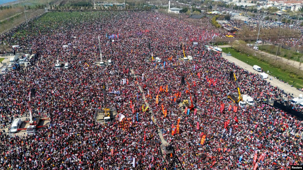 Stotine hiljada demonstranata koji su mahali turskim zastavama i transparentima okupili su se na azijskoj strani Istanbula na subotnjem skupu "Sloboda za Imamoglua" (Foto: Reuters)