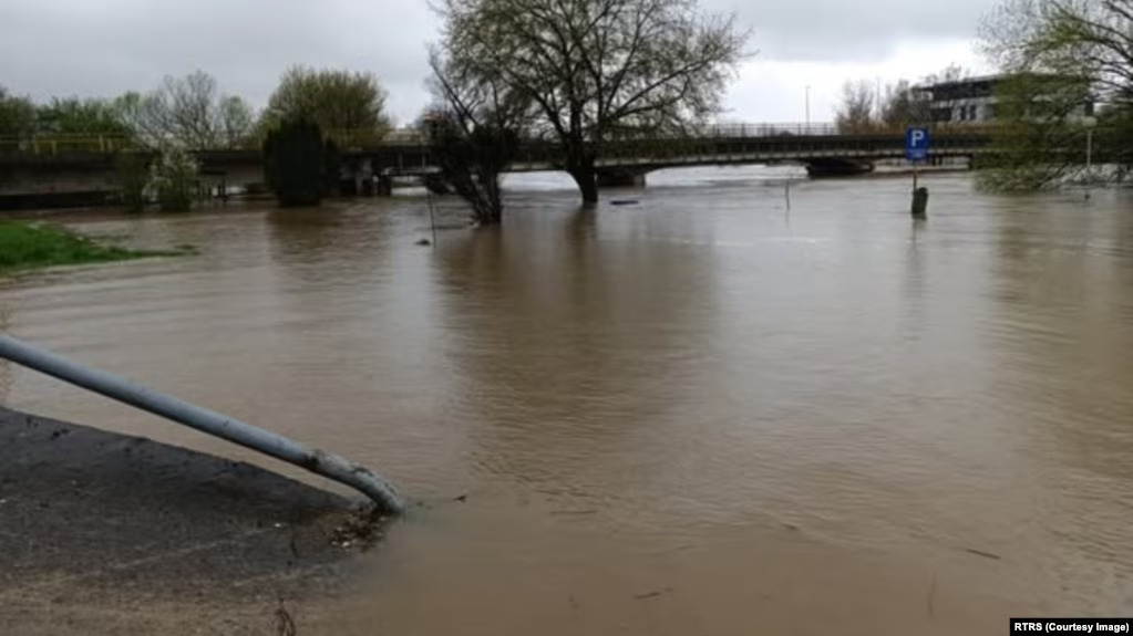 Rijeka Sana poplavila je stambeno naselje u Prijedoru kod Banjaluke u Bosni i Hercegovini (Foto: RTRS)