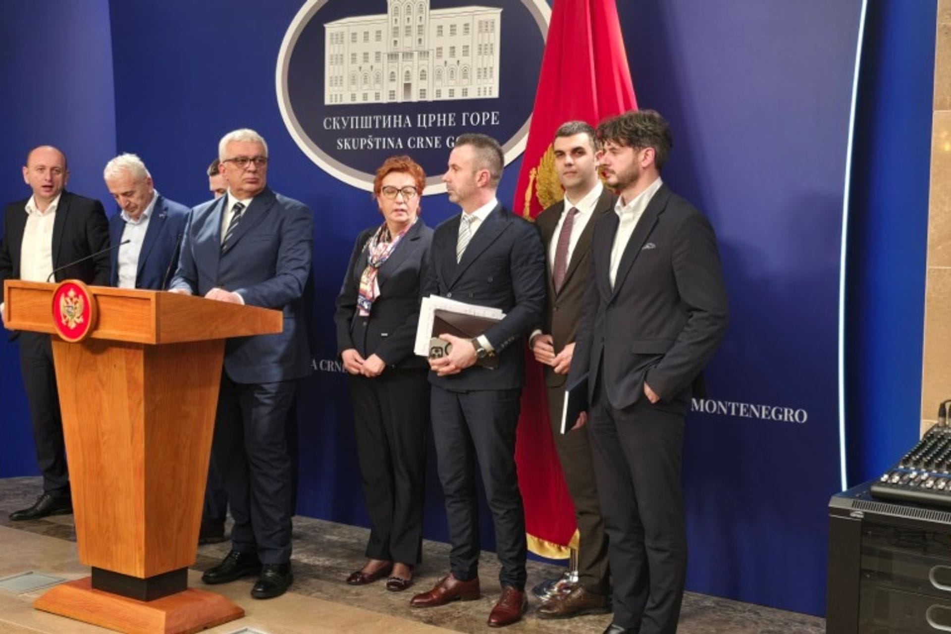 MANIJAKALNA ŽELJA ZA OPSTANKOM NA VLASTI: Funkcineri parlamentarne većine