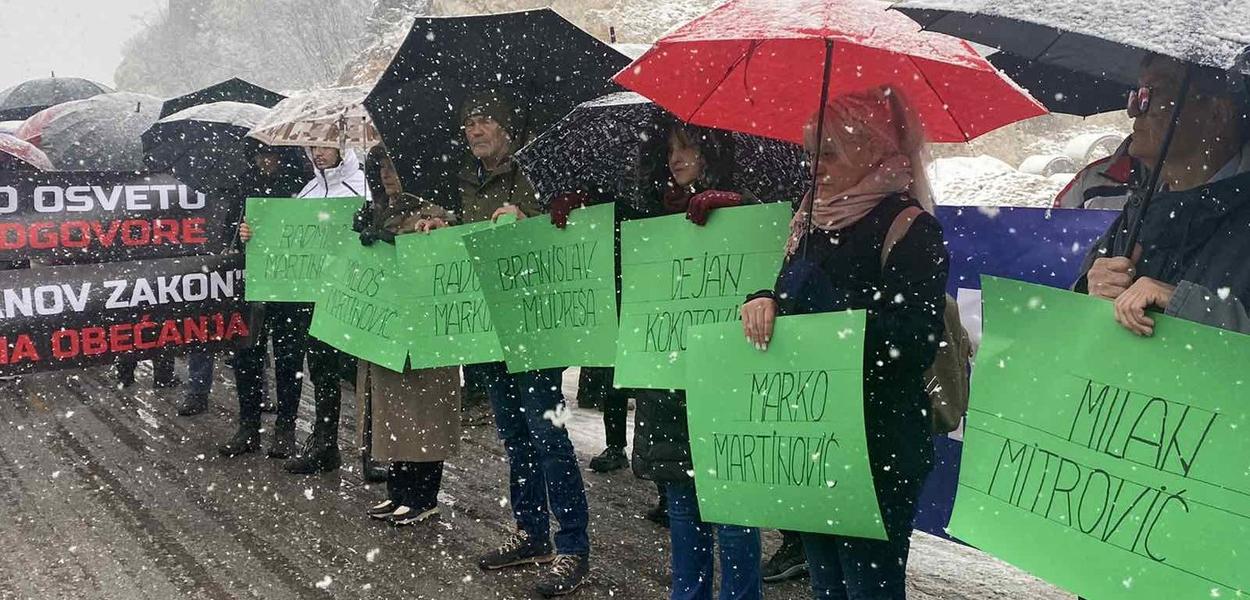 Na transparentima imena žrtava (Foto: Portal ETV)