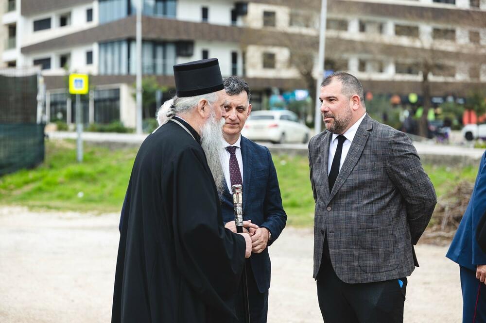BLISKE VEZE: Joanikije Mićović i Željko Komnenović sa ministrom odbrane Draganom Krapovićem (Foto: Ministarstvo odbrane)