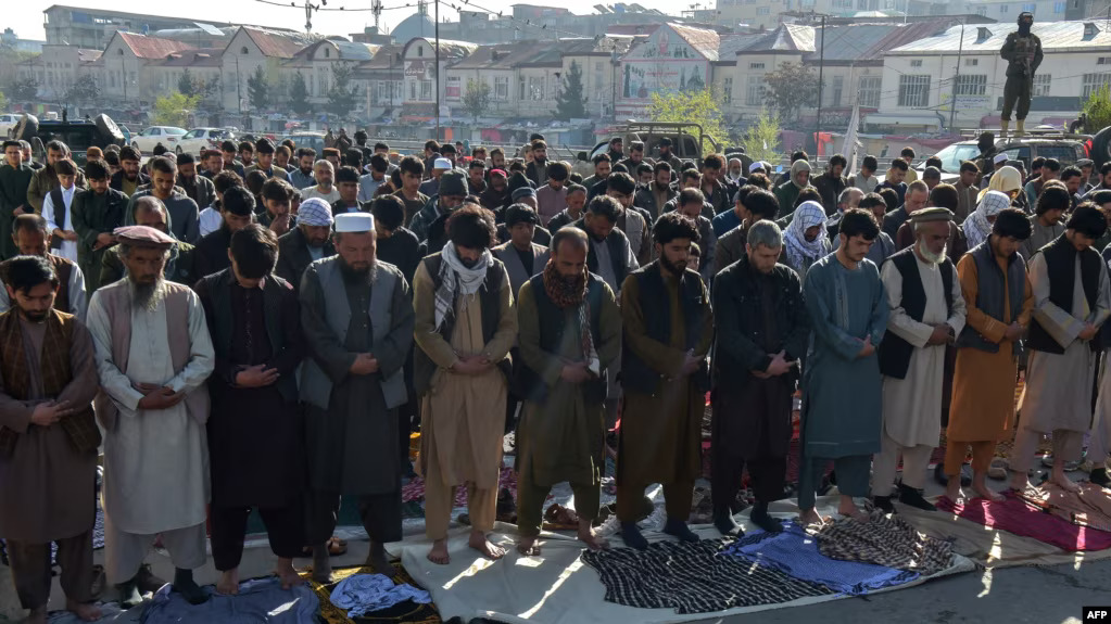 Muslimani u Afganistanu se mole na Ramazanski bajram ispred džamije u Kabulu, 30. 3. 2025. (Foto: AFP)