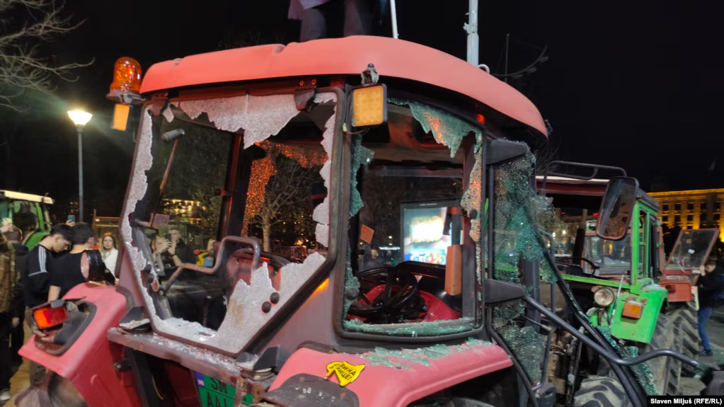 Oštećeni traktori kod kampa "studenata koji hoće da uče" u Pionirskom parku u Beogradu, 14. mart 2025. (Foto: Slaven Miljuš (RFE/RL))