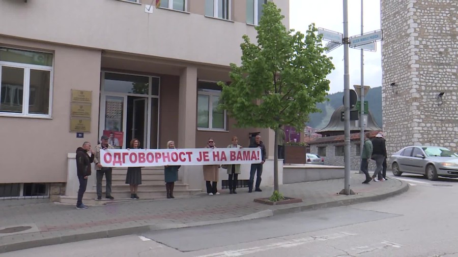 SINDIKAT PROTIV DIREKTORICE 