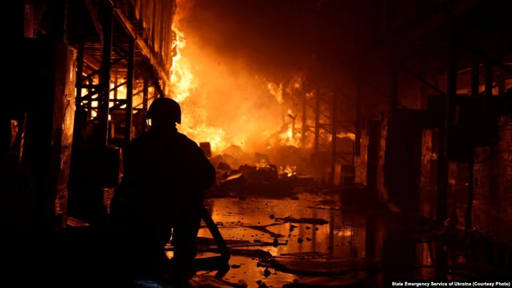 Vatrogasac radi na lokaciji skladišta pogođenog ruskim raketnim udarom u Dnjepru 10. aprila, 2025. (Foto: State Emergency Service of Ukraine/Courtesy Photo)