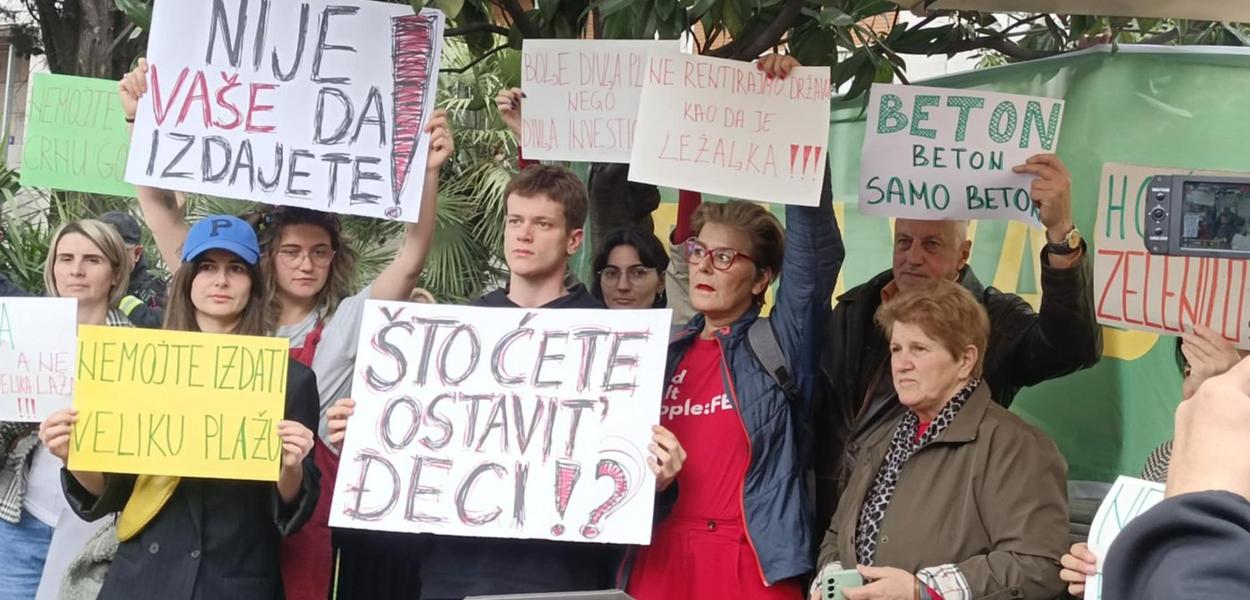 Protest ispred Skupštine zbog sporazuma sa UAE (Foto: Antena M)