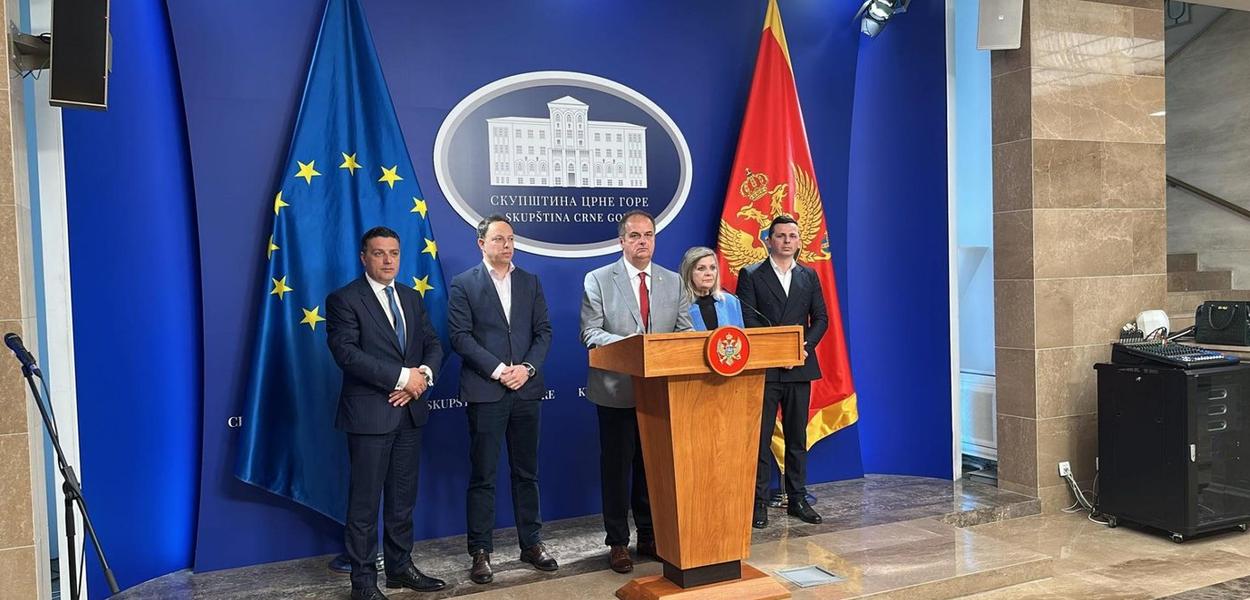 Nimanbegu nakon sastanka sa Mandićem u holu Skupštine (Foto: Antena M)