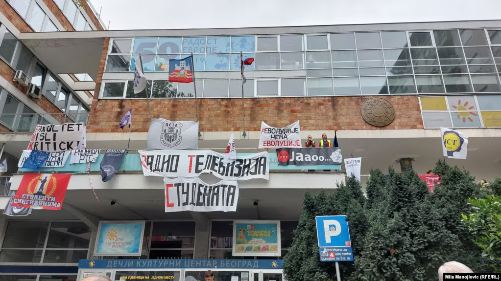 Ulazi u zgradu Radio-televizije Srbije (RTS) u Takovskoj ulici u Beogradu blokirani su treći dan, 17. april 2025. (Foto: Mila Manojlović (RFE/RL))