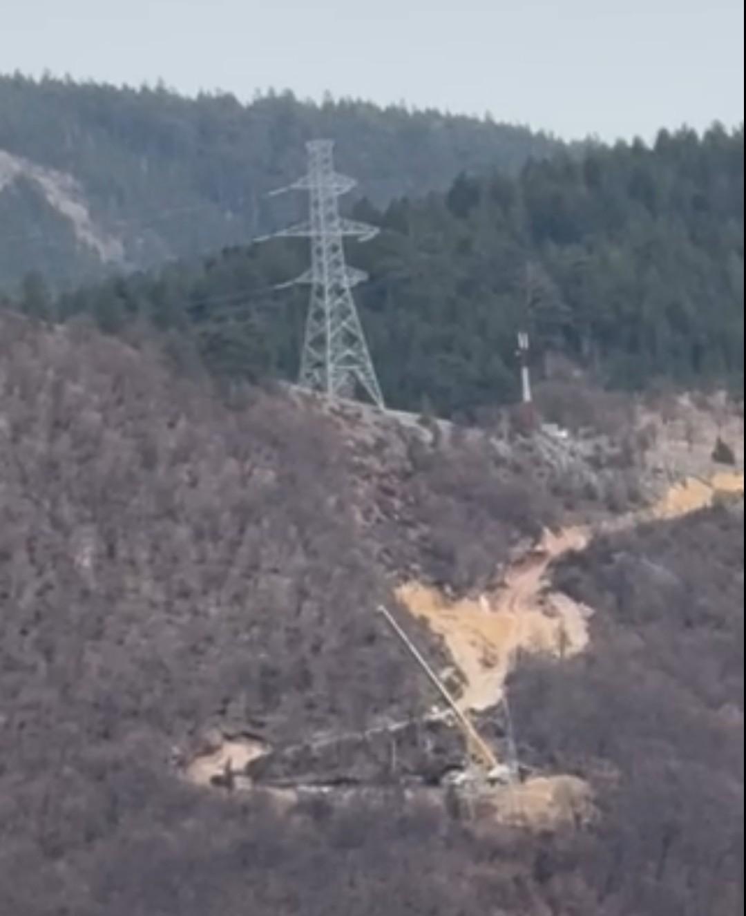 Ekipe CGES-a nastavile u zoni Đurđevića Tare sa postavljanjem stubova za dalekovod (Foto: UGC)