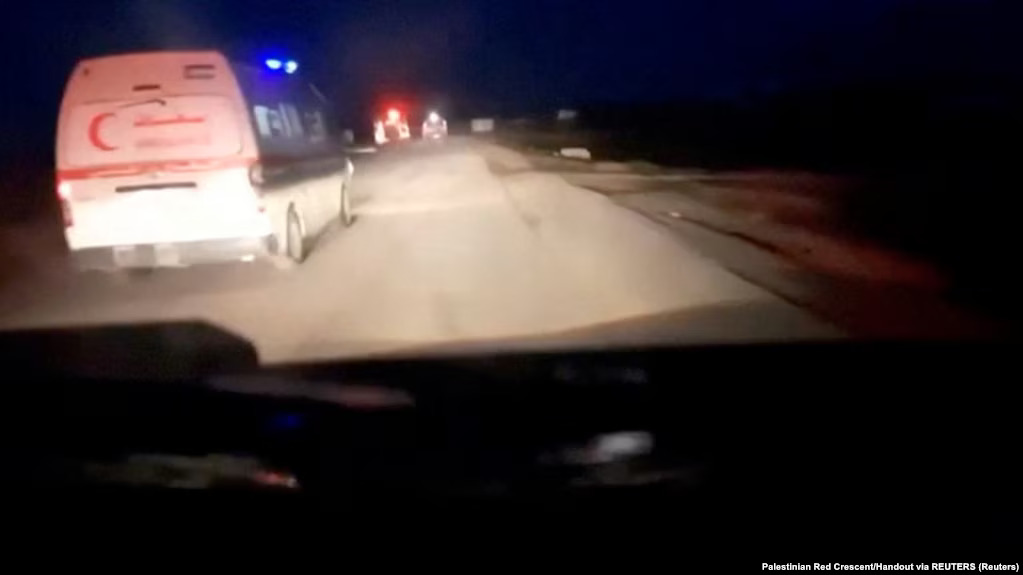 Snimak preuzet iz videa koji je objavljio palestinski Crveni polumjesec, dobijen sa mobilnog telefona ubijenog medicinara, prikazuje posljednje trenutke tokom incidenta u kojem su medicinski radnici ubijeni u izraelskoj vatri, u južnom Pojasu Gaze, 23. marta 2025. (Foto: Palestinian Red Crescent/Handout via Reuters)