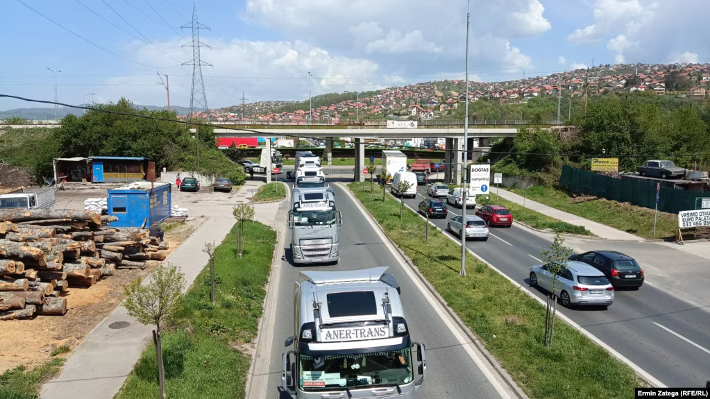 Kamioni na putu ka centru Sarajeva, 21. aprila 2025. (Foto: Emin Zatega (RFE/RL))