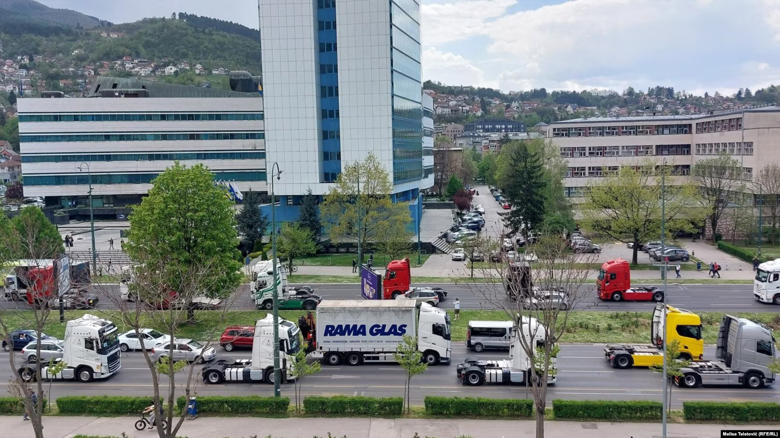 Ulice Sarajeva pune kamiona na protestima prevoznika, 21. april 2025.