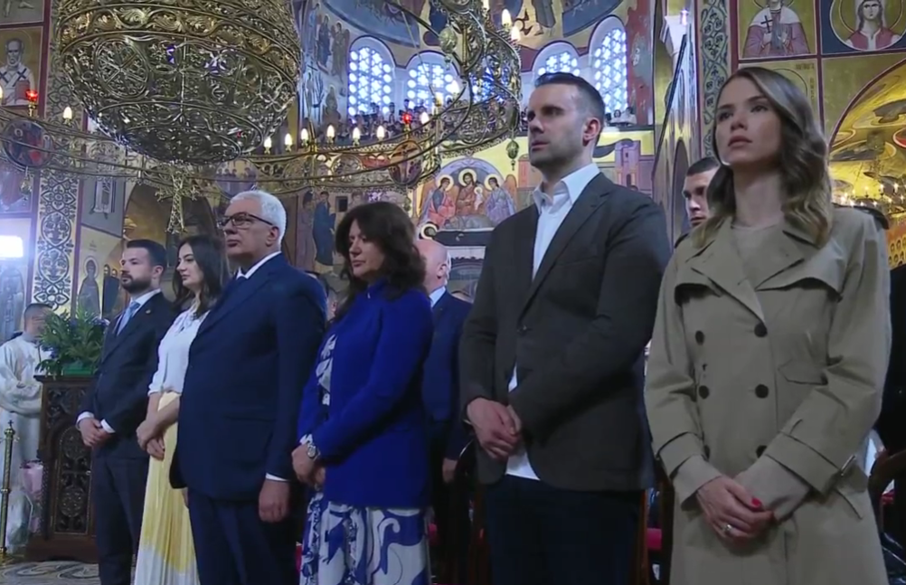 SVI NA OKUP ISPOD KROVA SPC: Milatović, Mandić, Spajić sa suprugama (Foto: UGC)