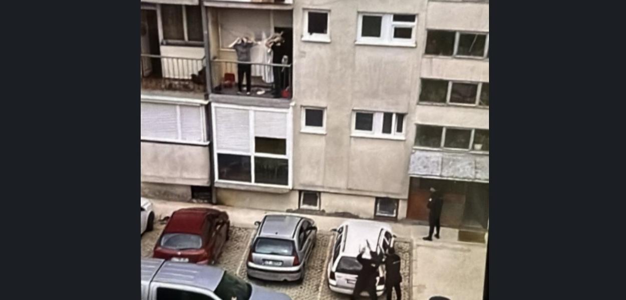 NESMETANO DESETAK DANA NA CETINJU: Slika sa hapšenje Čolovića i Ilića u ,,štek" stanu