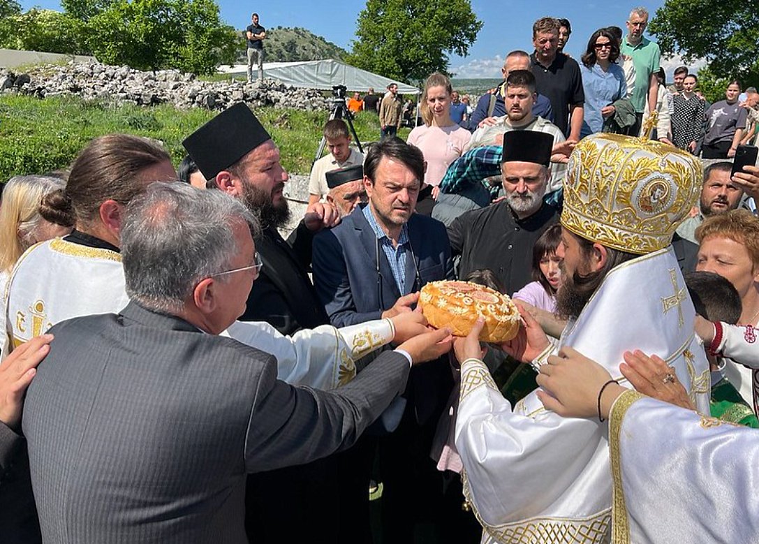 Akter skupa i - Vučićev ambasador Rodić. Kolo pod šajkačama cupkali građani Republike Srbije - KUD „Abrašević” iz Kragujevca. A nakon igranke se gostili ispod šatri: poperili ih među ostacima drevnih grobova i građevina, ostataka crkava. Ova sprdnja, međutim, i ogledni je primjer okupatorskih namjera Republike Srbije (Foto: Antena M)