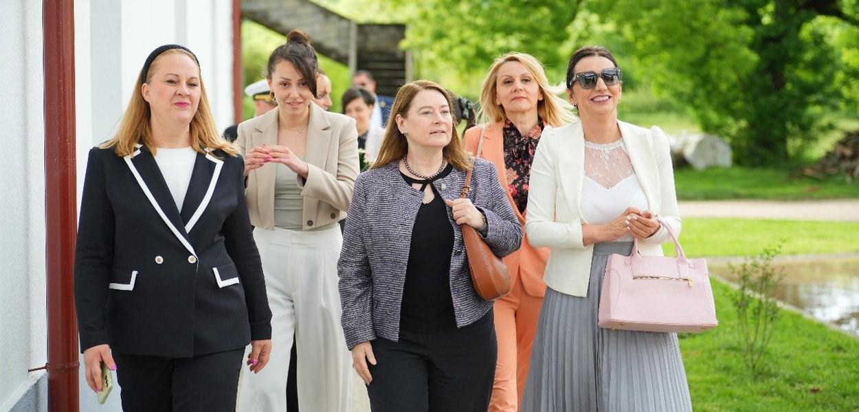 Rajzing Rajnke i Jakšić Stojanović u naselju Vidrovan (Foto: Ministarstvo prosvjete, nauke i inovacija)