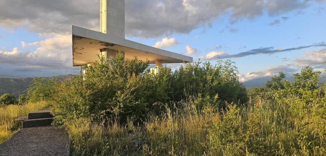 Spomenik borcima Narodnooslobodilačke borbe Crne Gore na brdu Trijebač obrastao u travi (Foto: Adi Jakupović/X)