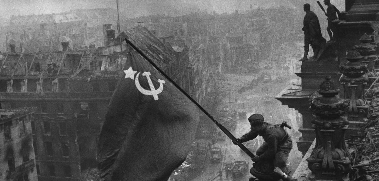 Podizanje zastave nad Rajhstagom (Foto: Autor: Jevgenij Haldej)