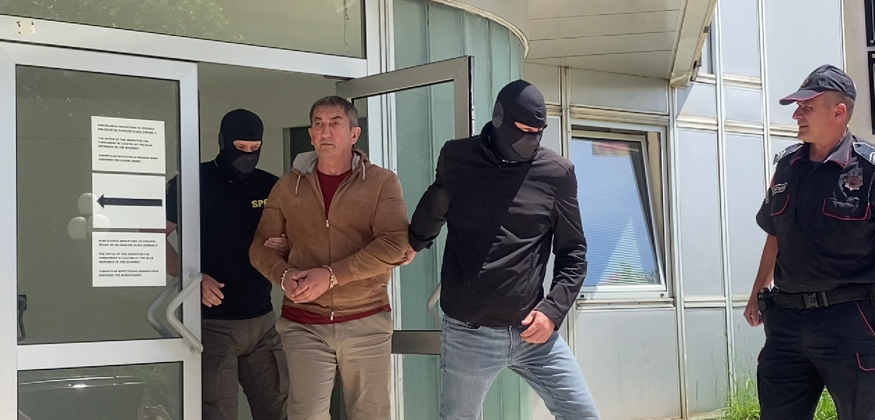 Duško Golubović izveden iz zgrade SPO (Foto: TV E/Ivona Đokić)