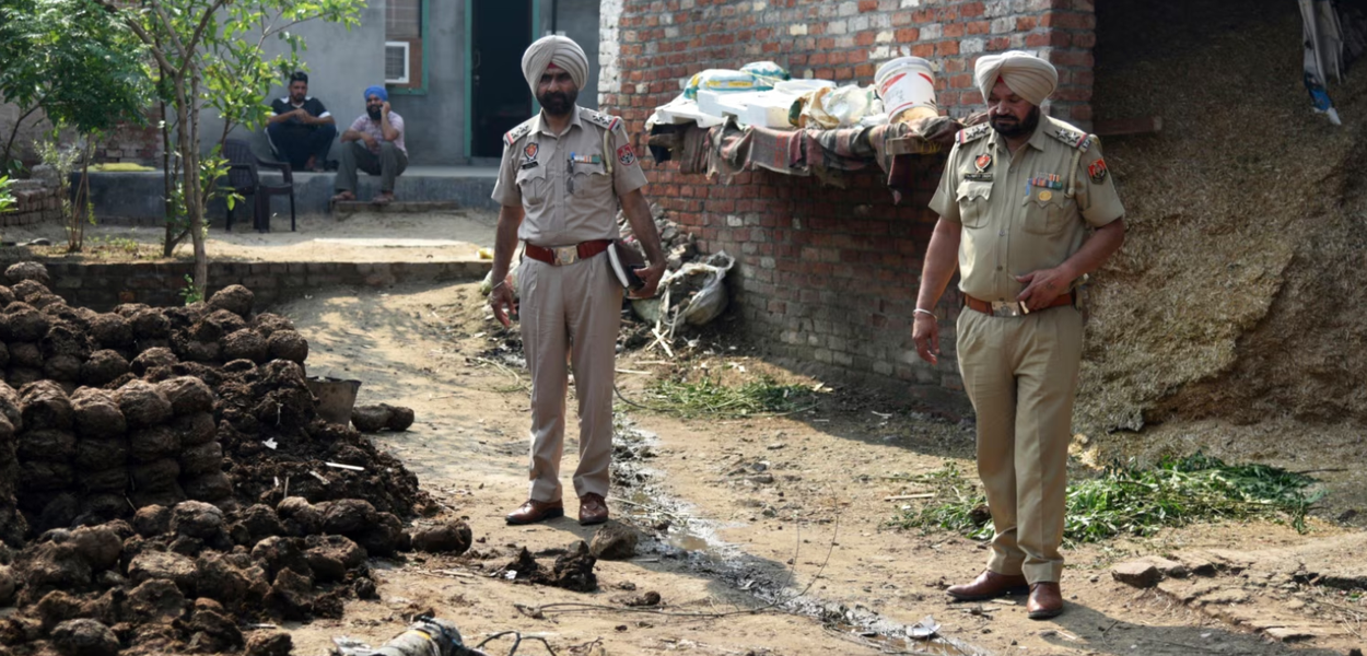 Policajci pregledaju djelove projektila pričvršćenog za dron koji je presrela indijska vojska 10. maja (Foto: AP)