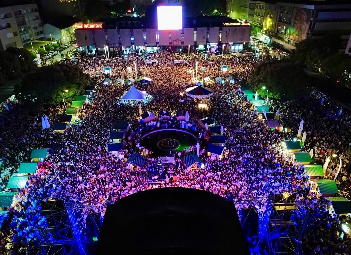 Sinoć na Trgu nezavisnosti (Foto: Proljećni pazar)