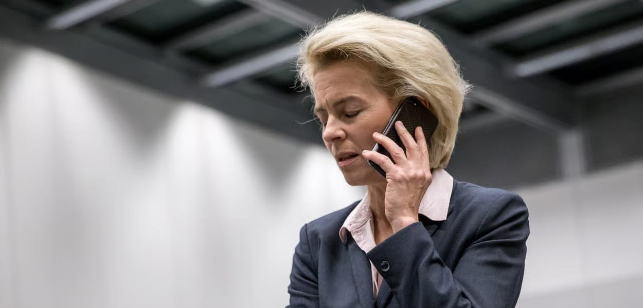 Slučaj je pravno nezgodan za Ursulu fon der Lajen jer nije samo lično odobrila najveći ugovor o nabavci vakcina u istoriji EU — vrijedan više milijardi eura — već i predsjedava institucijom koja je zadužena za sprovođenje prava Evropske unije (Foto: Michael Kappeler/EPA)
