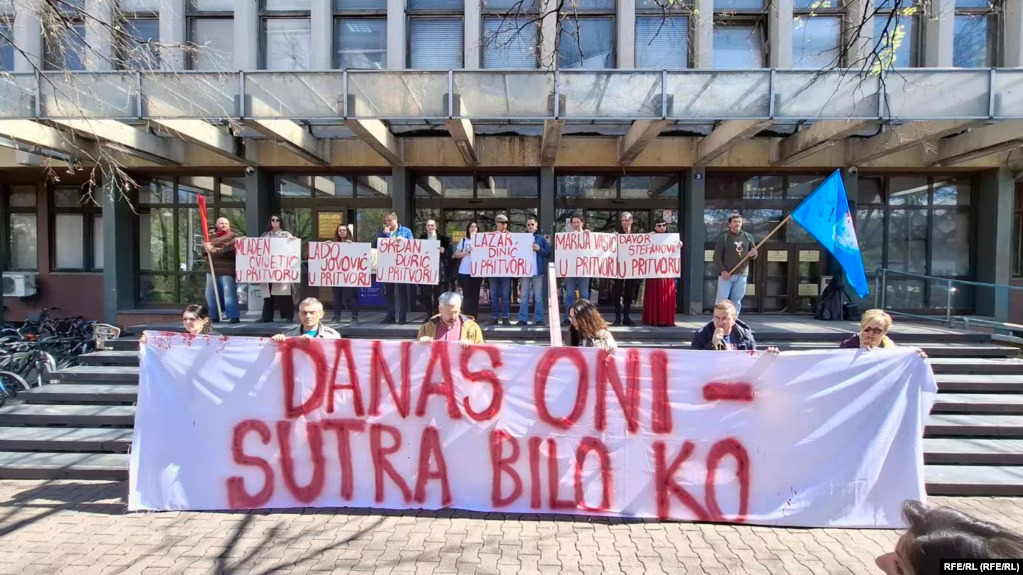 Jedan od prethodnih protesta u Novom Sadu zbog hapšenja studenata i aktivista, 4. april 2025. (Foto: RFE/RL)