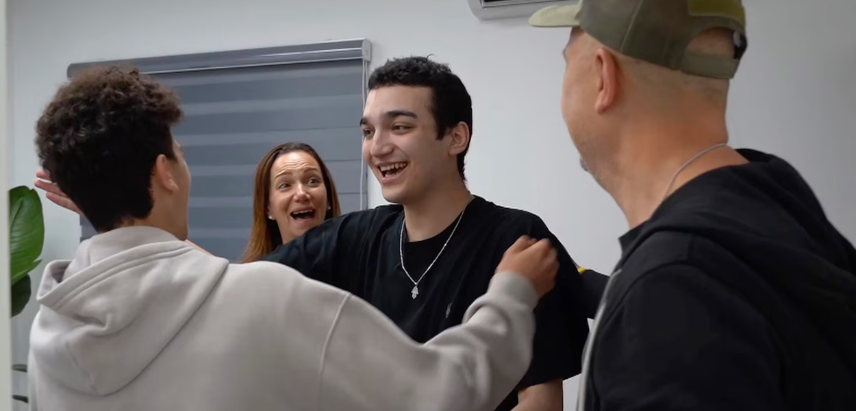 Edan Aleksander ponovo sa porodicom (Foto: Kabinet premijera Izraela)