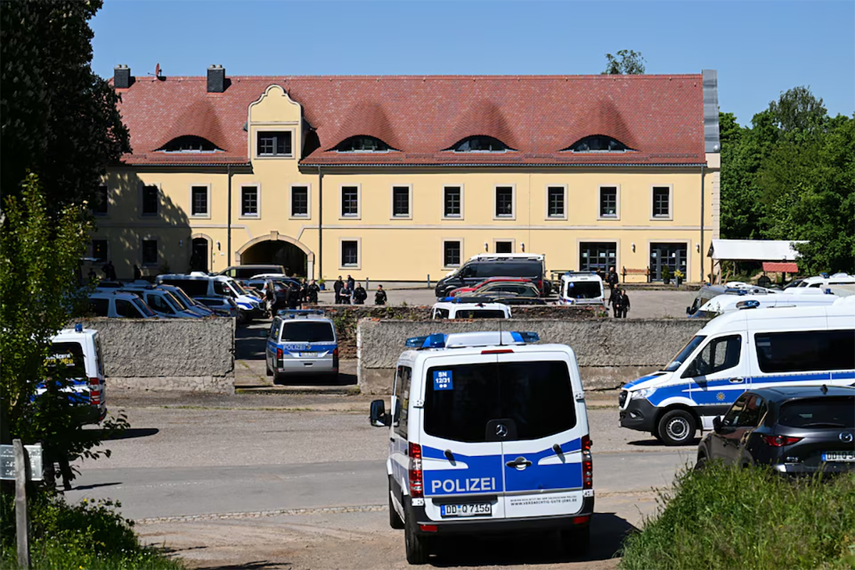Policajci pretražuju sjedište ekstremno desničarske organizacije „Kraljevina Njemačka“ u Halsbrikeu, nedaleko od Drezdena, Njemačka, 13. maja 2025. godine. (Foto: Reuters)