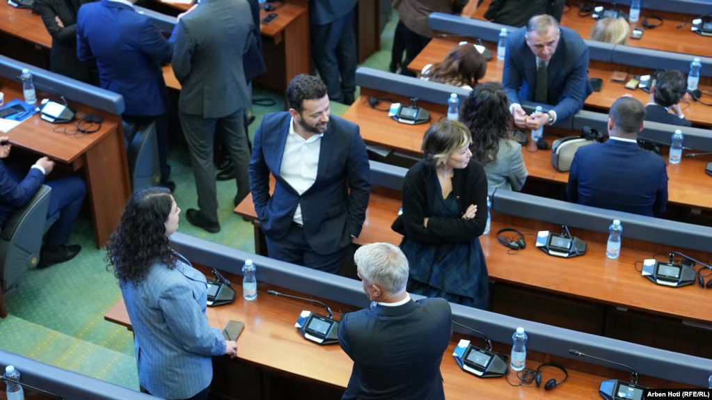 Poslanici u sali za zasijedanje Skupštine Kosova, Priština (Foto: Arben Hoti (RFE/RL))