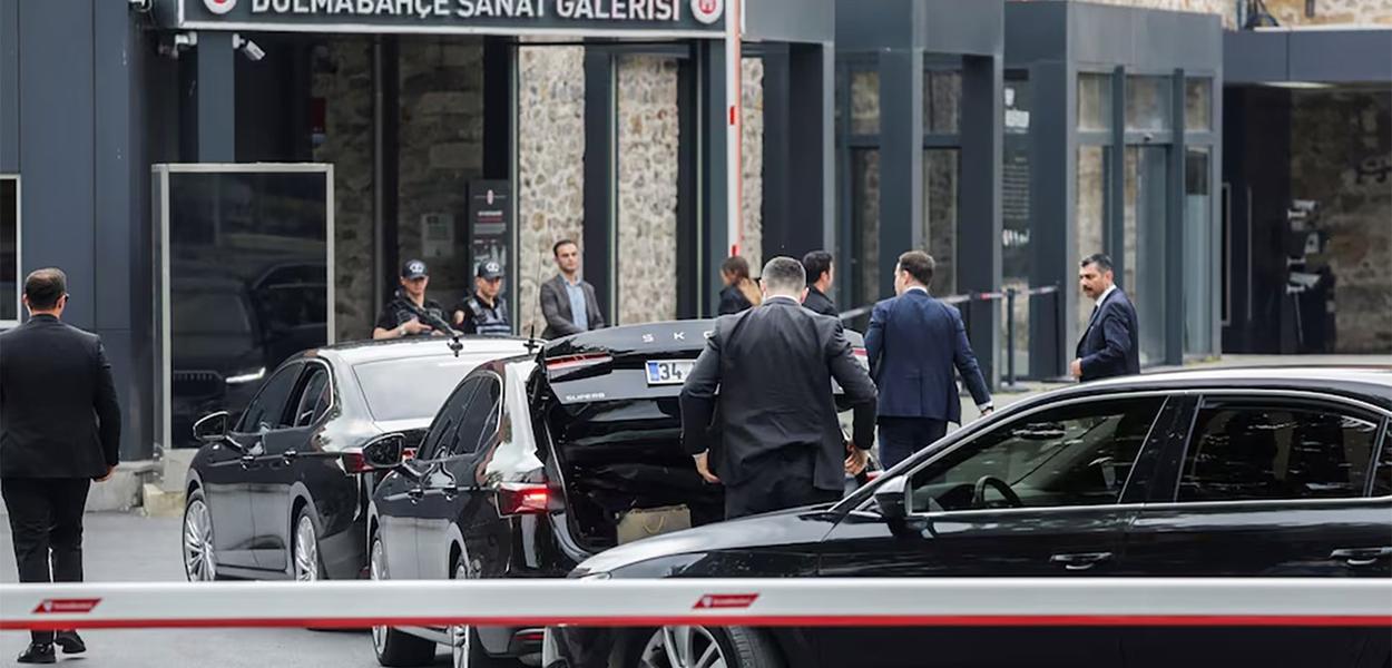 Vozila pristižu u Predsjedništvo Turske u Dolmabahčeu, gdje bi mogli biti održani direktni pregovori Rusije i Ukrajine, Istanbul, Turska, 16. maj 2025. (Foto: REUTERS/Leonhard Foeger)