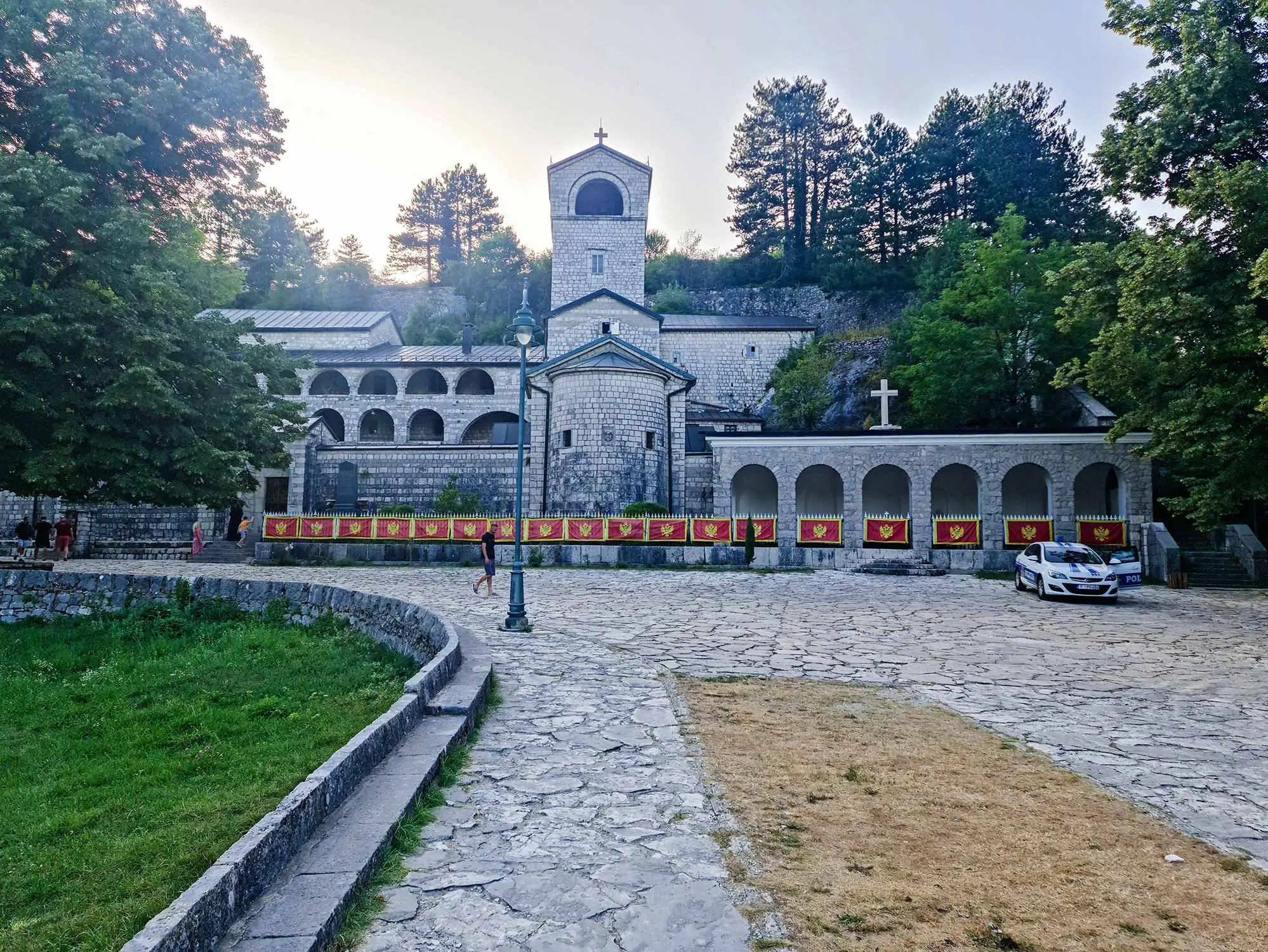 BRISANJE SLAVNE ISTORIJE: Cetinjski manastir