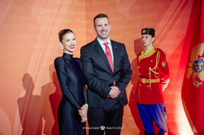 SAMO NEK JE ISKRENO I - VESELO: Premijer Spajić sa suprugom (Foto: Vlada Crne Gore)